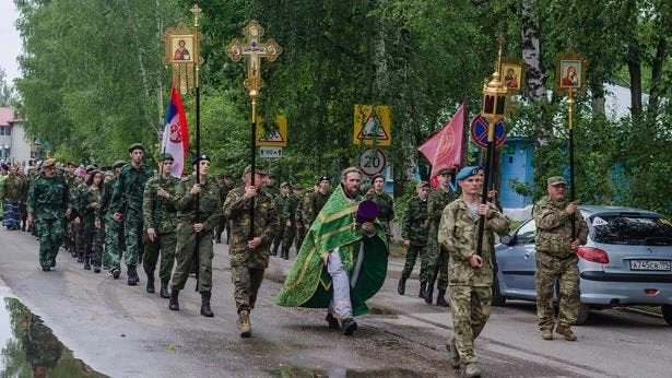 Αγάπη προς την πατρίδα και τον Χριστιανισμό: Ετσι εκπαιδεύεται η Ρωσική και η Σερβική νεολαία – Ο «Ορθόδοξος άξονας» ενάντια στην λαίλαπα της παγκοσμιοποίησης